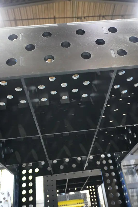 Unteransicht des 3D Schweißtischs PREMIUM D28 mit 8 mm Tischverstrebung und System-28-Lochbild