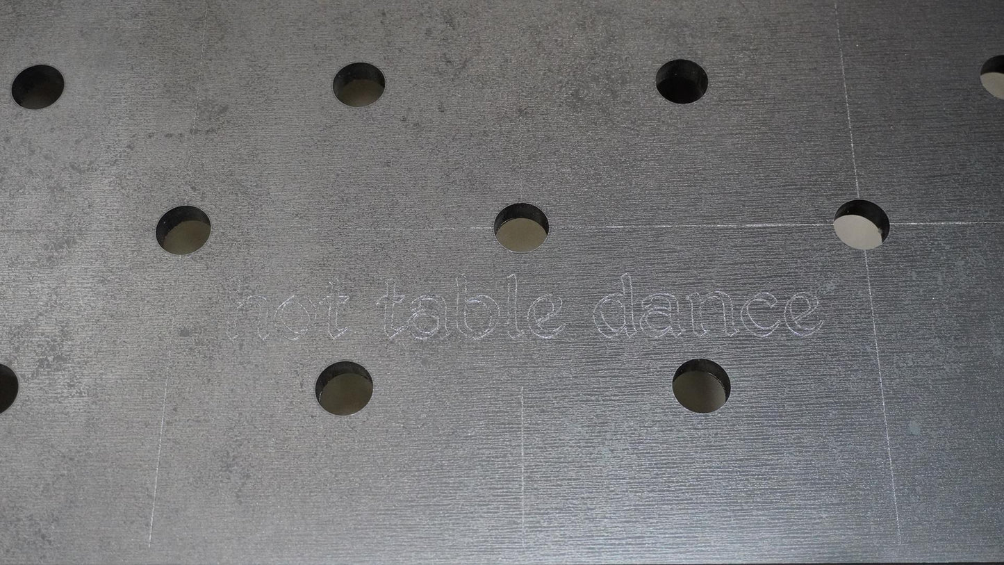 KOSTENLOSER VERSAND - *JULI AKTION* - Schweißtisch Werkbank Lochtisch 1200x800x12mm in PREMIUMSTAHL + 4 Schwenkbare Heberollen - Hot-tabledance