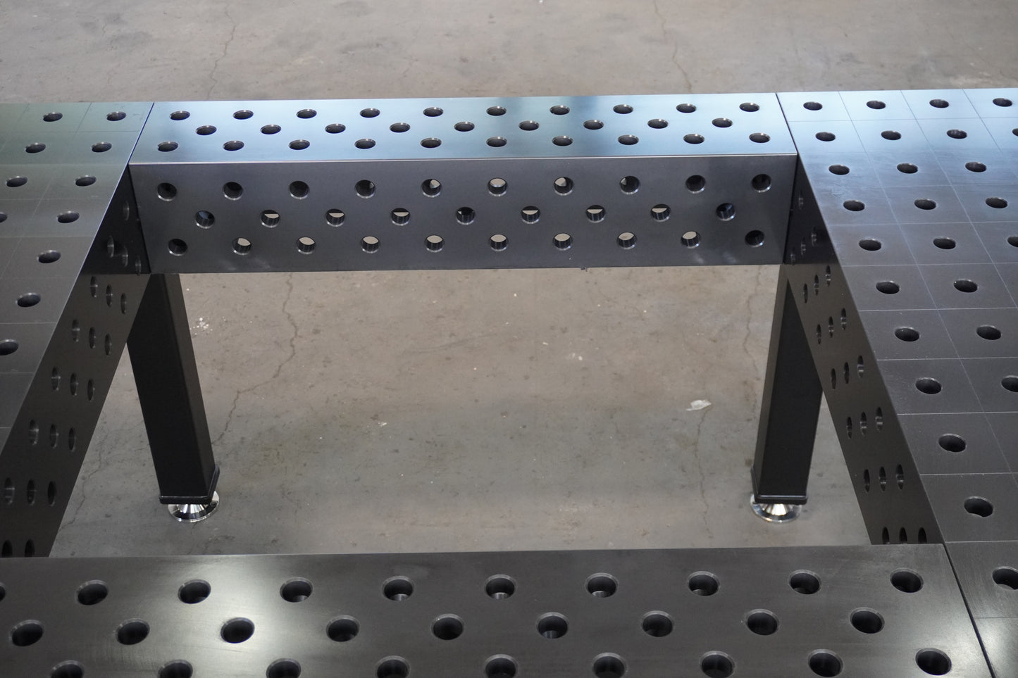 Schweißtisch 1200×1200 System 28 – PROFI 3D | Platte 25 mm plasmanitriert inkl. 40-tlg. PROFI Spannset