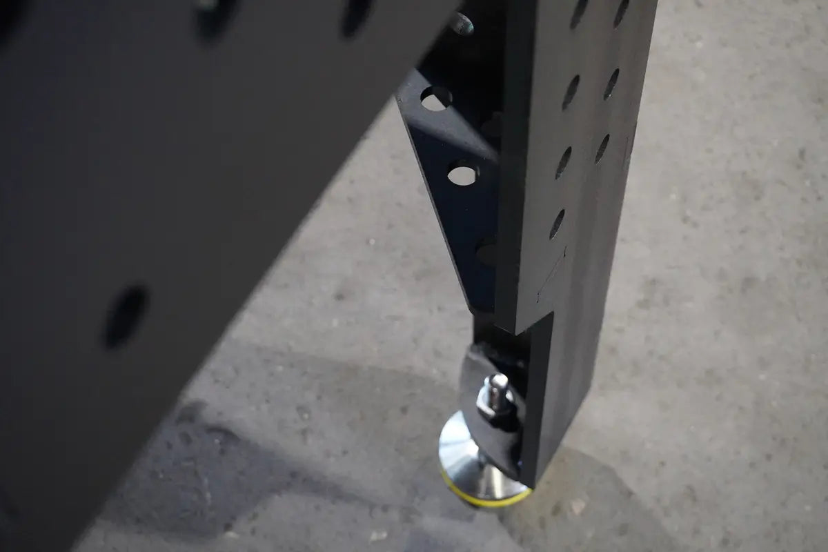 Detailaufnahme von Tischbein und Stellfuß am 3D Schweißtisch PREMIUM D16
