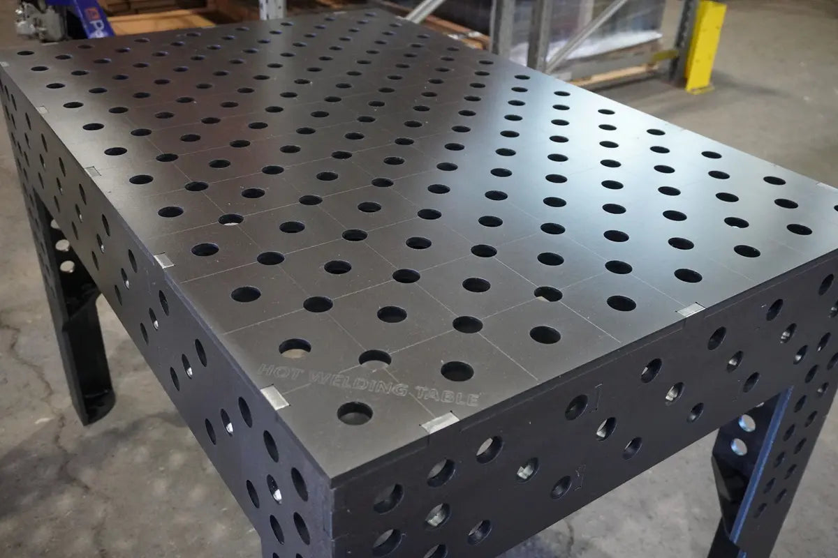 Detailansicht der 12 mm Tischplatte mit diagonalem Lochraster beim PREMIUM D28 Schweißtisch