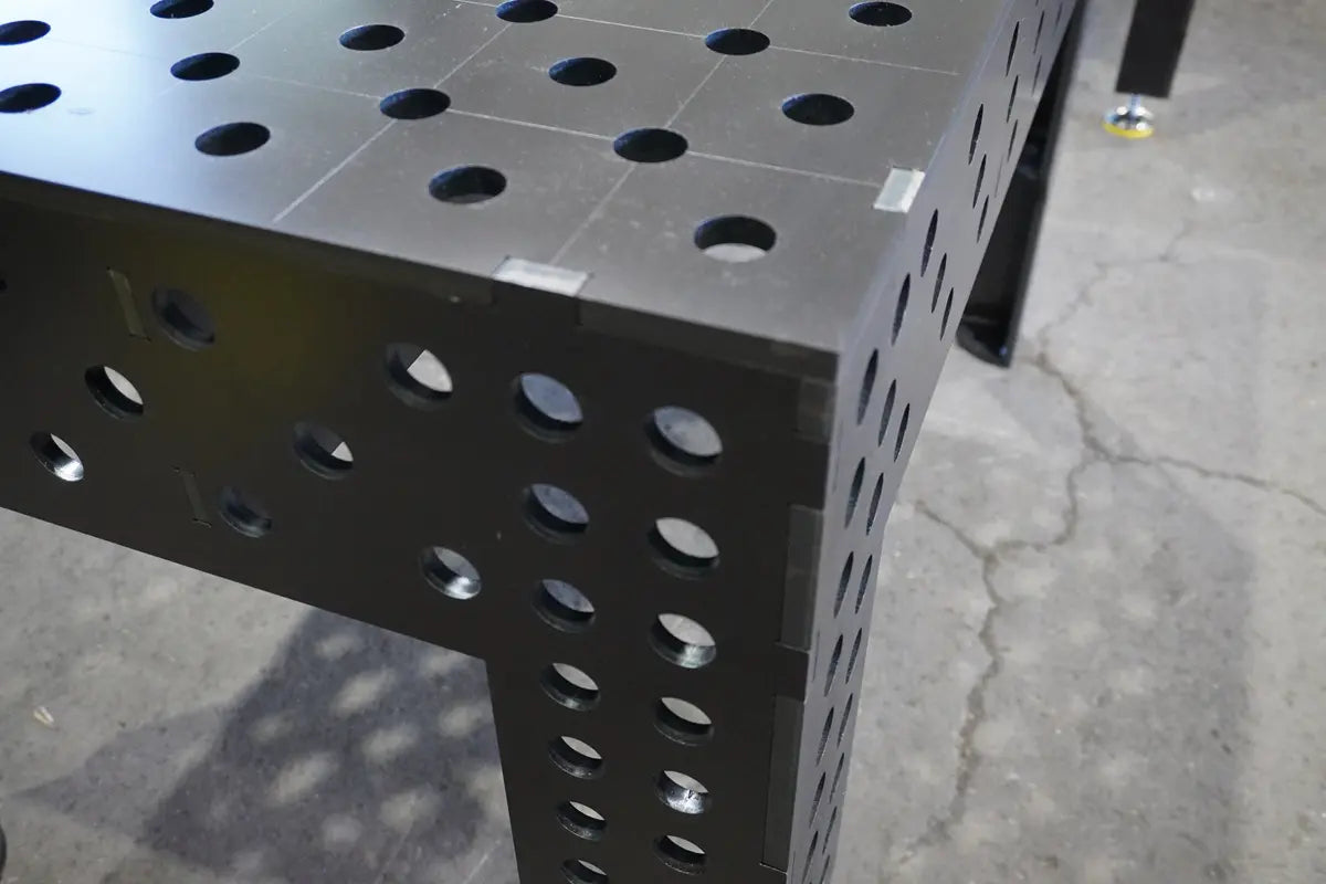 Eckansicht des 3D Schweißtischs PREMIUM D28 mit System-28-Bohrungen an den Seitenflächen