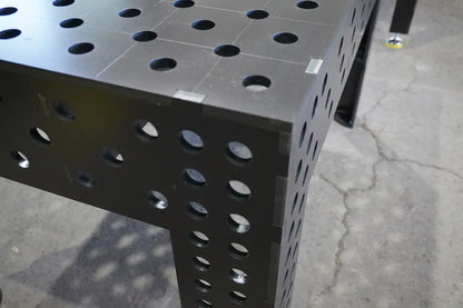 Eckansicht des 3D Schweißtischs PREMIUM D28 mit System-28-Bohrungen an den Seitenflächen
