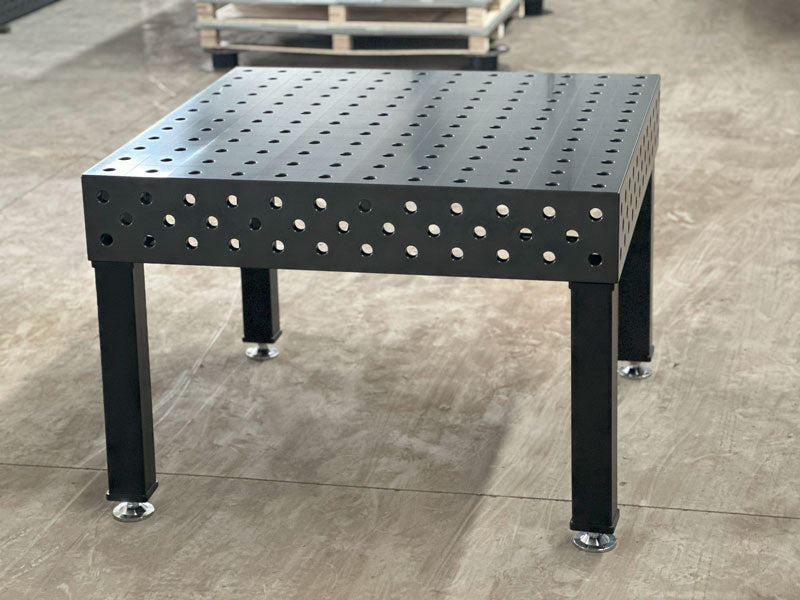 PROFI D28 Schweißtisch 1200 × 1200 mm, plasmanitriert – Schrägansicht des einzelnen Tisches in der Werkstatt