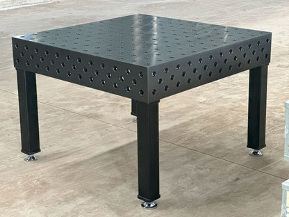 PROFI D28 Schweißtisch 1200 × 1200 mm, plasmanitriert – Gesamtansicht von Platte und vier Tischbeinen in der Werkstatt