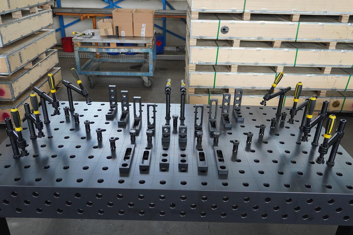 3D Schweißtisch PROFI D28 | 2000x1000x200x25mm + 41tlg. Werkzeugsatz (optional)